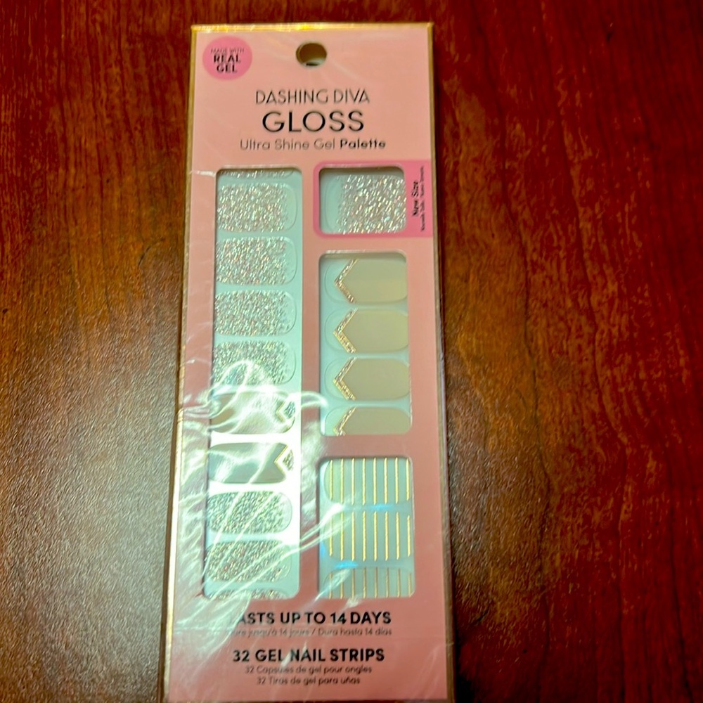Dashing Diva nail strips “in the blush”
